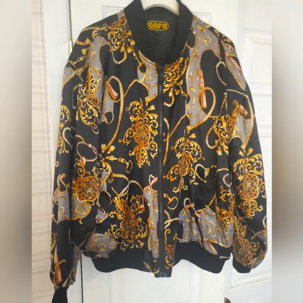 Woman's jacket. Pretty, sophisticated design with zipper closure